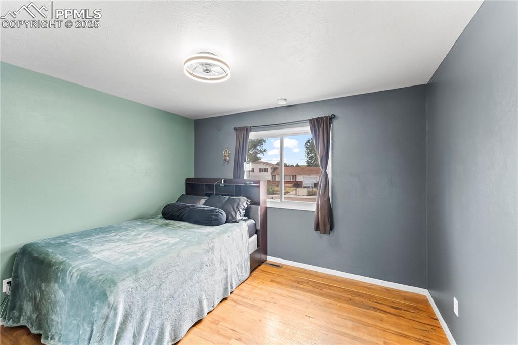 Image 8 of 14: Bedroom