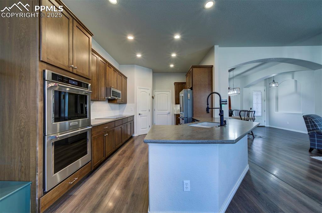 Image 10 of 50: Kitchen