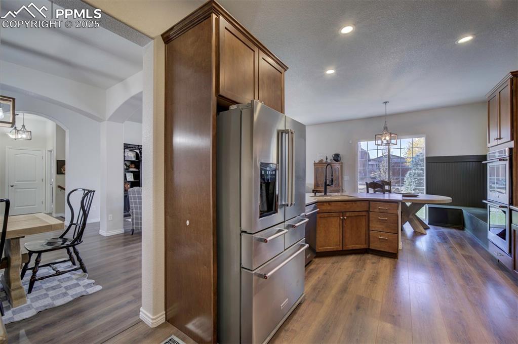 Image 16 of 50: Kitchen