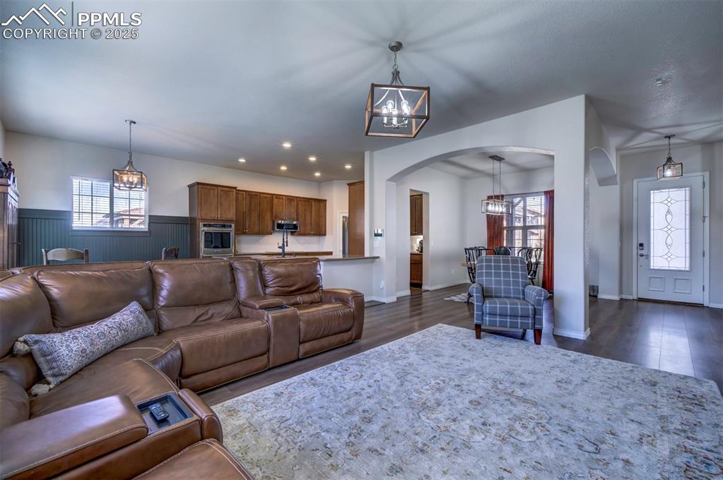 Image 17 of 50: Living Room