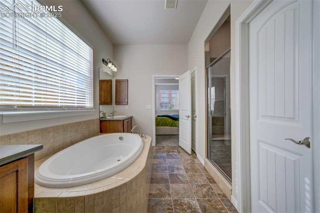 Image 20 of 50: Bathroom