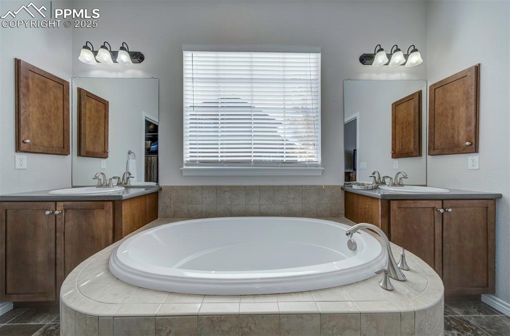 Image 21 of 50: Bathroom