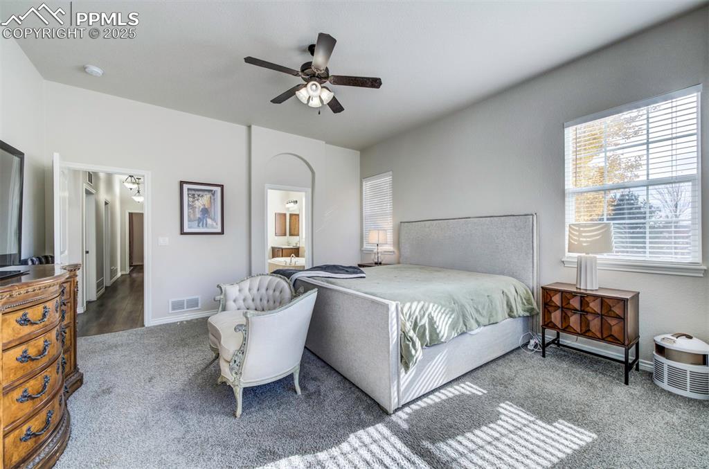 Image 23 of 50: Bedroom