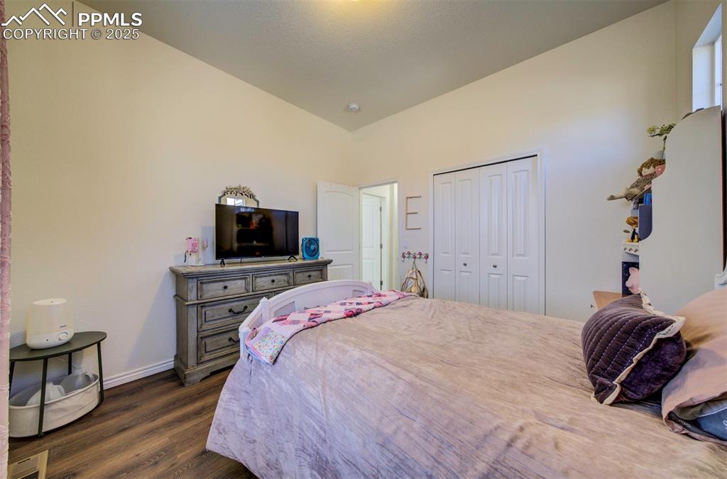 Image 27 of 50: Bedroom