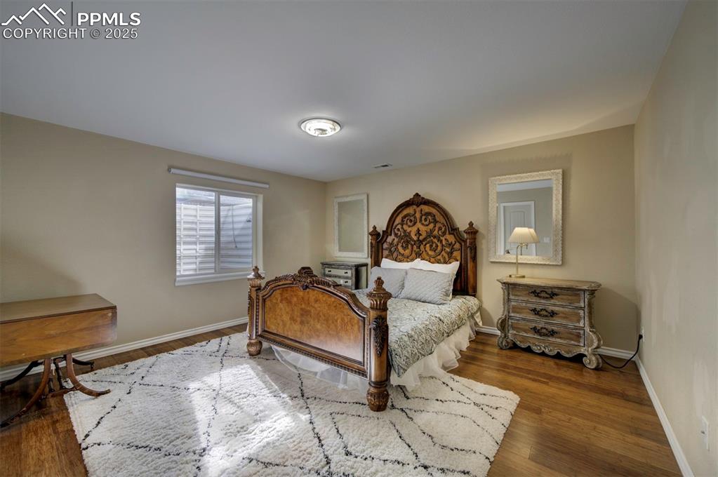 Image 36 of 50: Bedroom