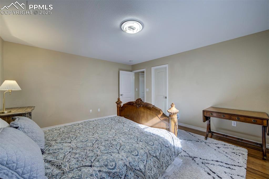 Image 37 of 50: Bedroom