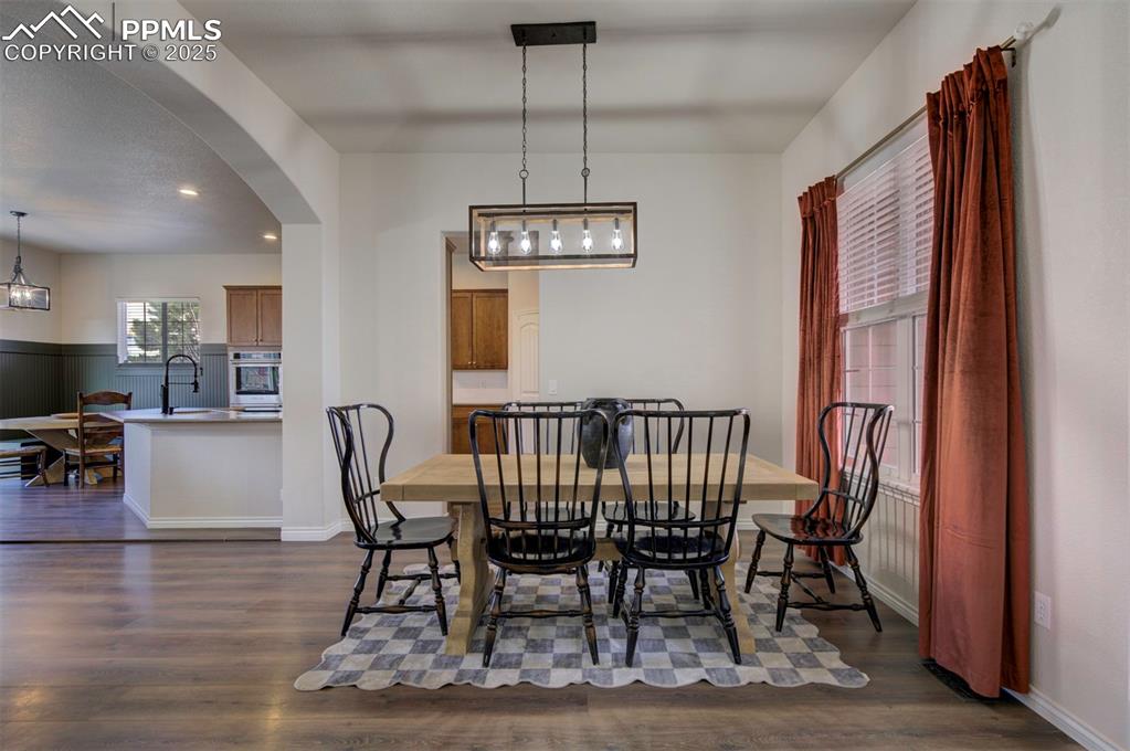 Image 4 of 50: Dining Area