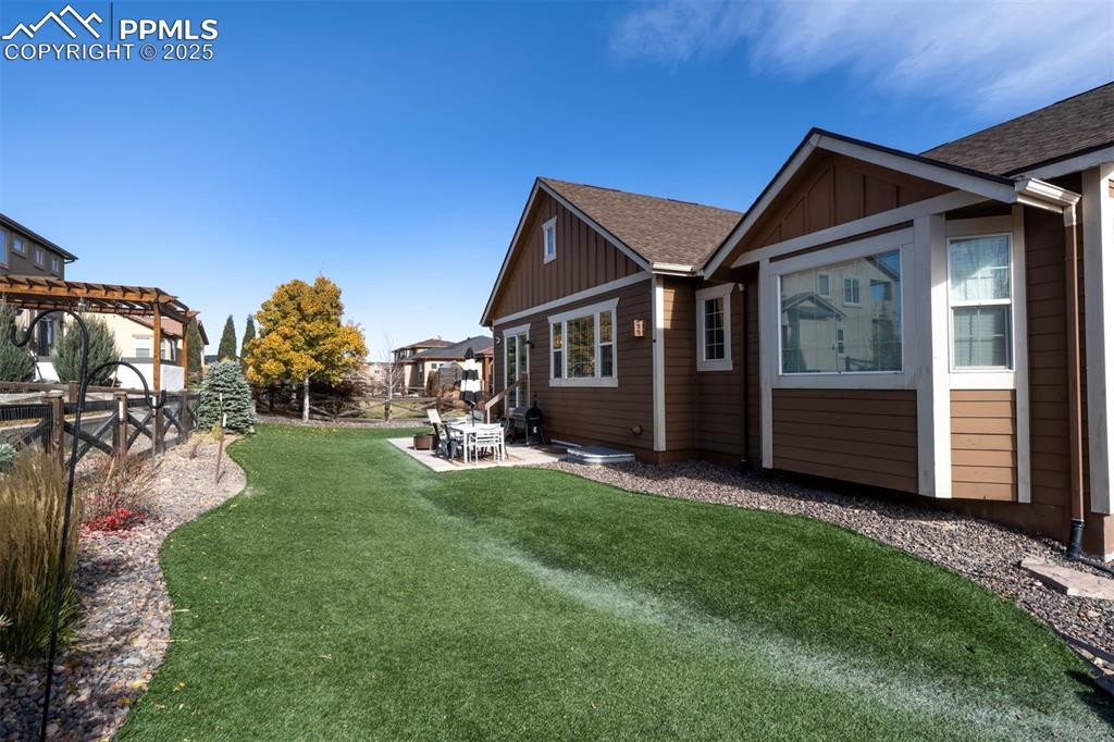 Image 46 of 50: Yard