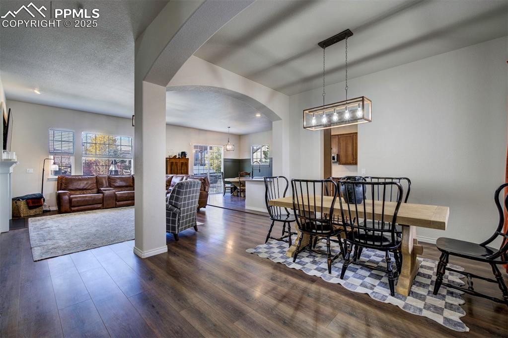 Image 5 of 50: Dining Area