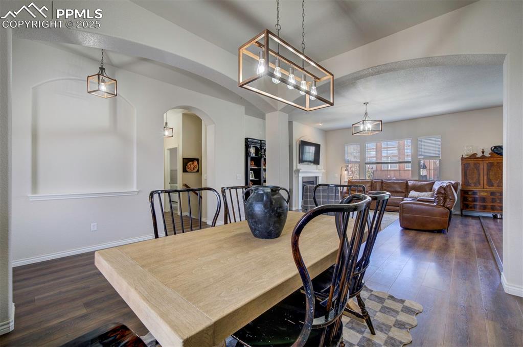 Image 6 of 50: Dining Area