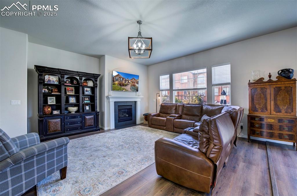 Image 7 of 50: Living Room