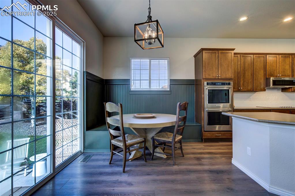 Image 8 of 50: Dining Area