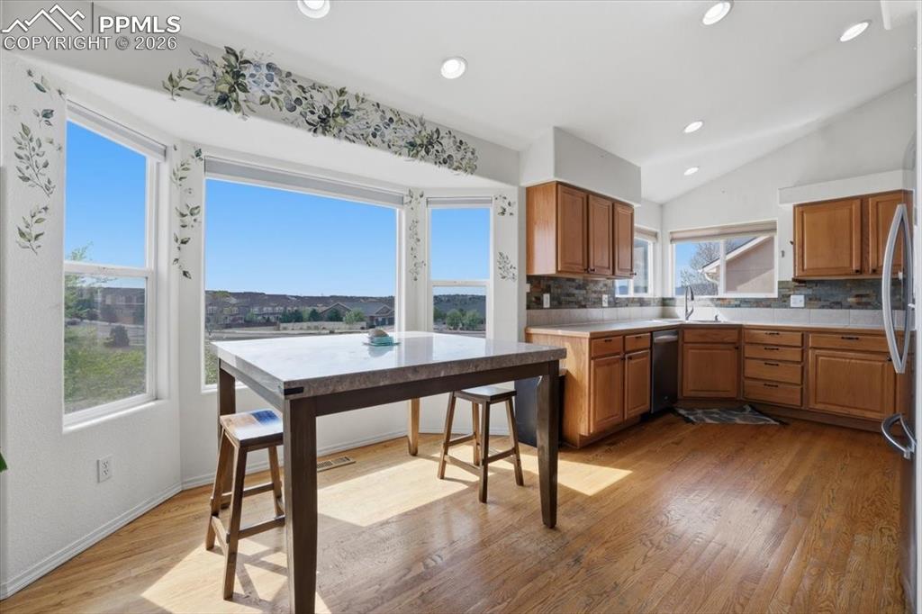 Image 15 of 49: Kitchen