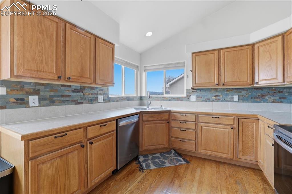 Image 17 of 49: Kitchen