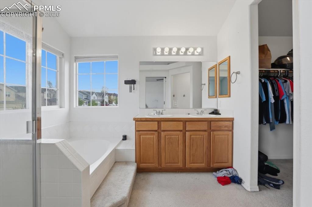 Image 32 of 49: Bathroom