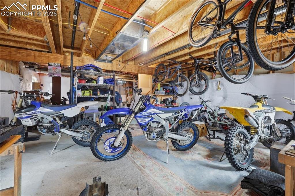 Image 45 of 49: Garage