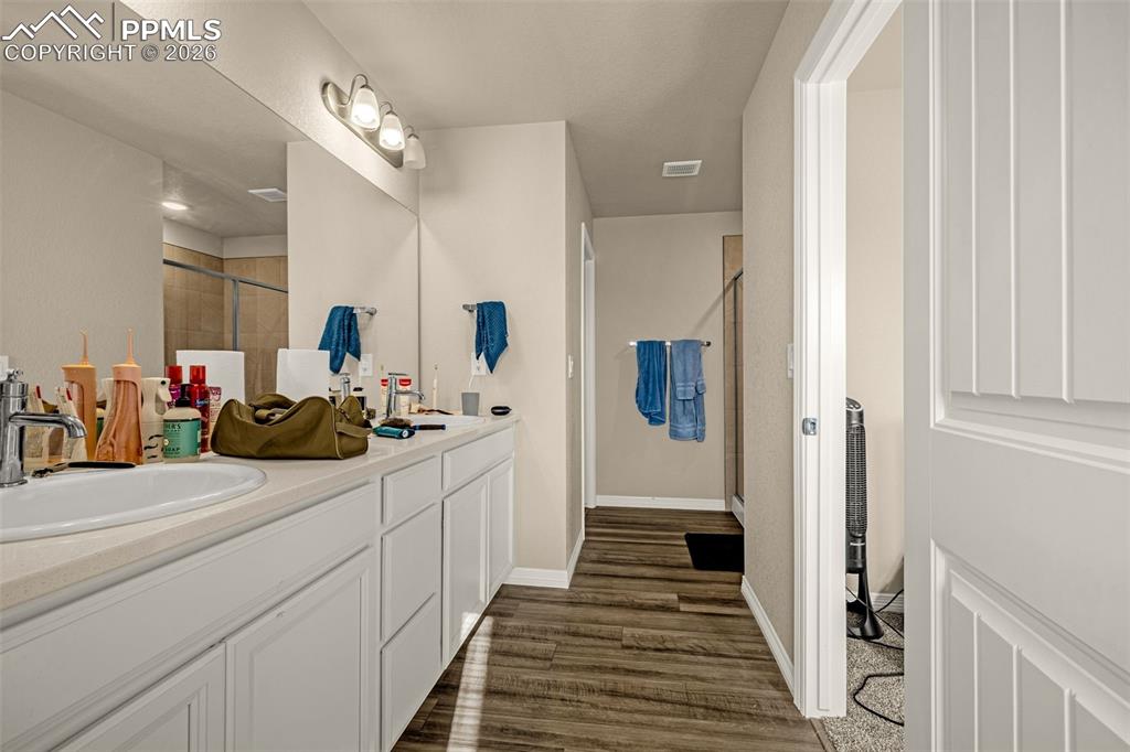 Image 14 of 42: Bathroom