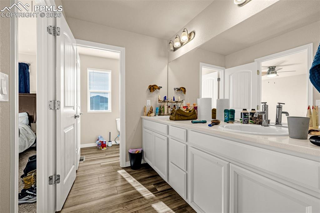 Image 15 of 42: Bathroom