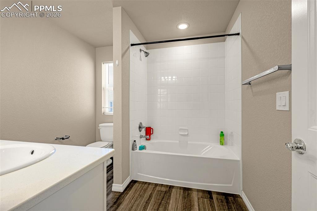 Image 22 of 42: Bathroom