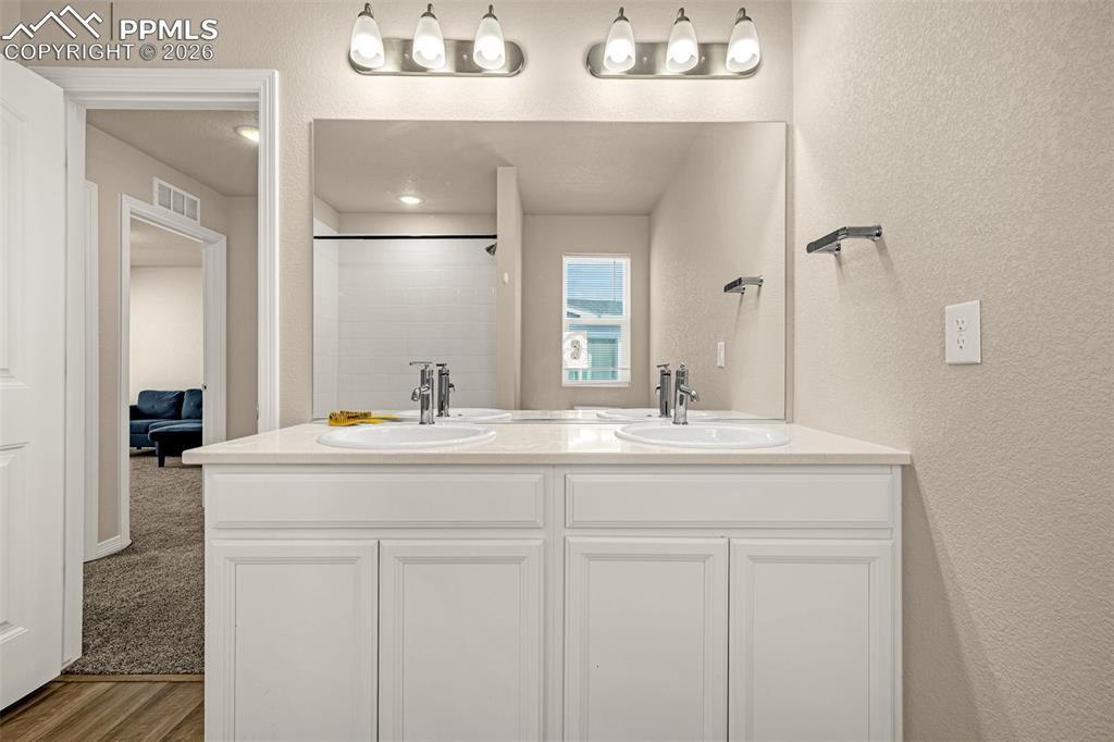 Image 24 of 42: Bathroom