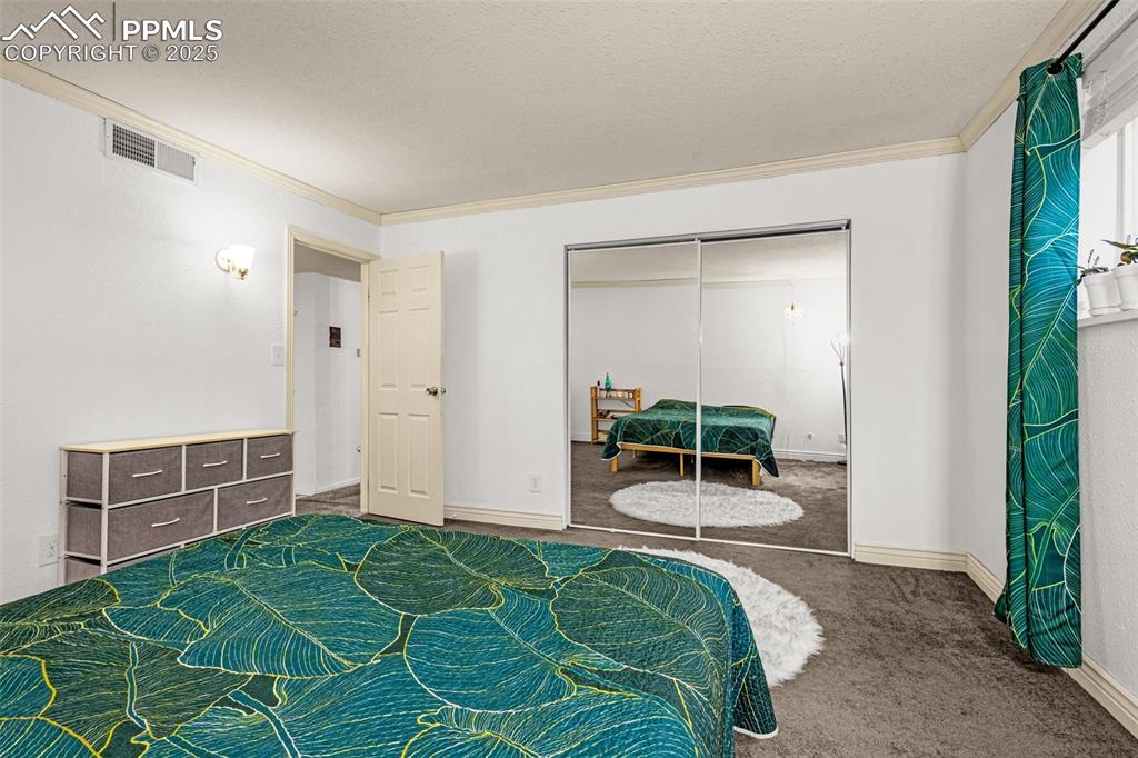 Image 6 of 12: Bedroom