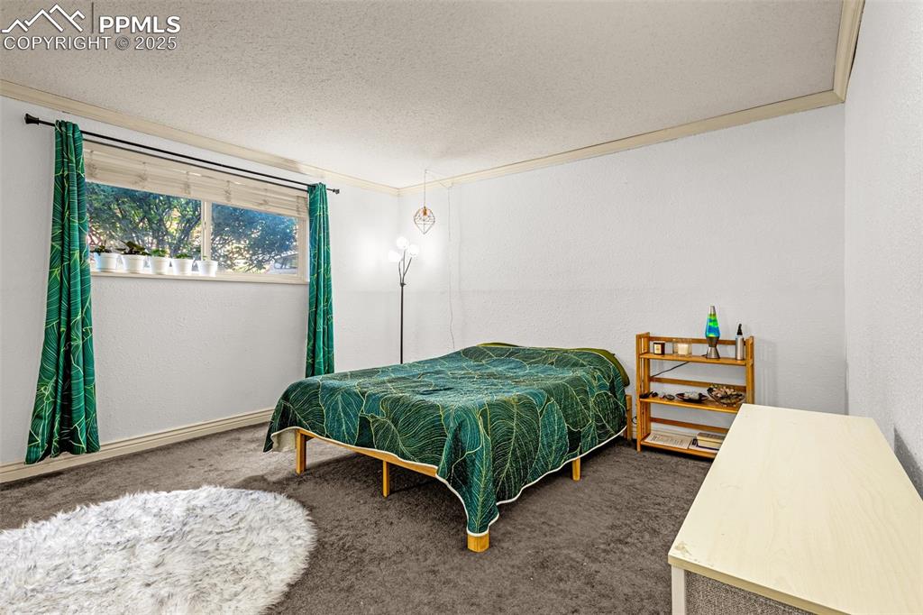 Image 7 of 12: Bedroom