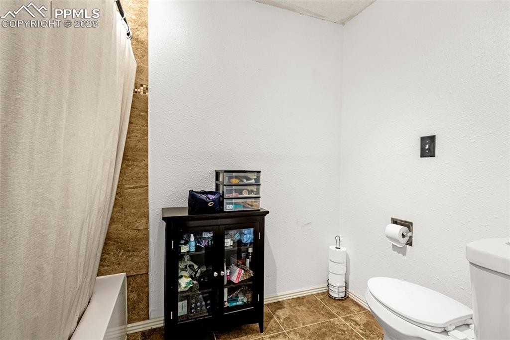Image 8 of 12: Large Bathroom