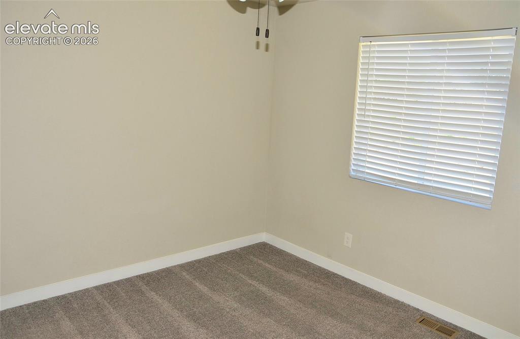 Image 10 of 12: Bedroom