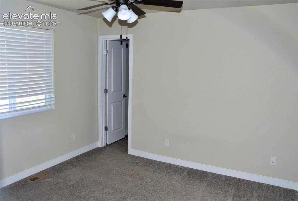 Image 9 of 12: Bedroom