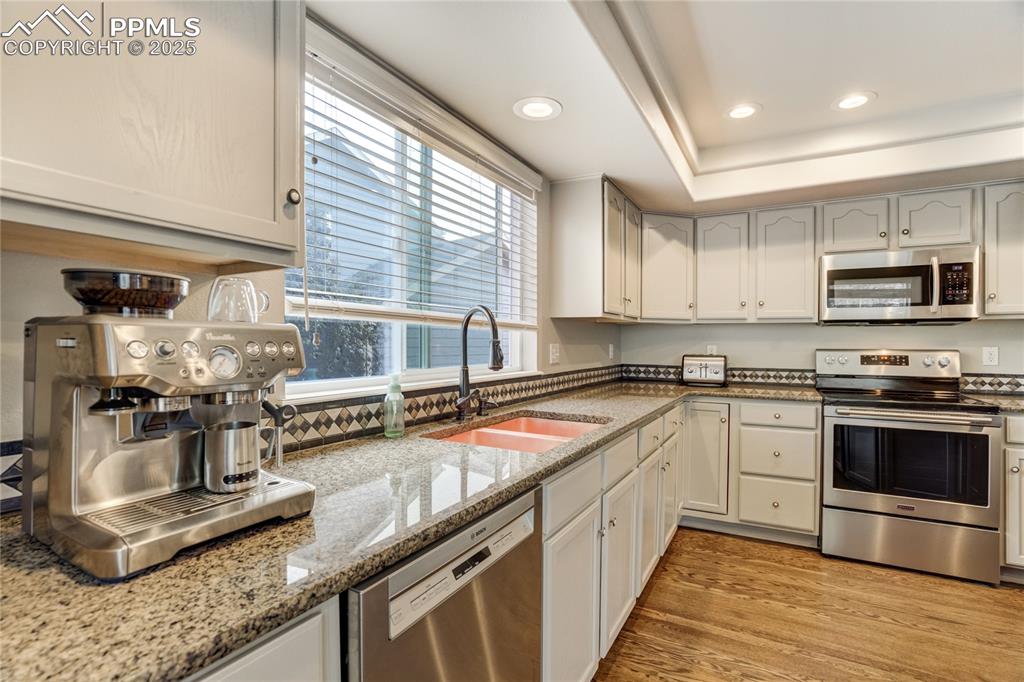 Image 10 of 39: Kitchen
