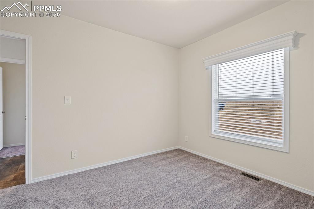 Image 27 of 28: Bedroom