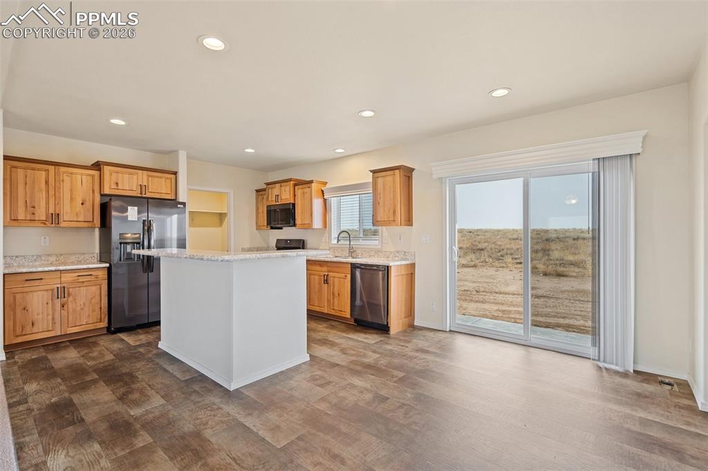 Image 3 of 28: Kitchen