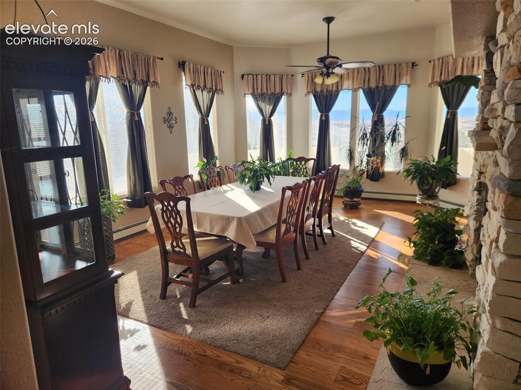 Image 10 of 50: Dining Area