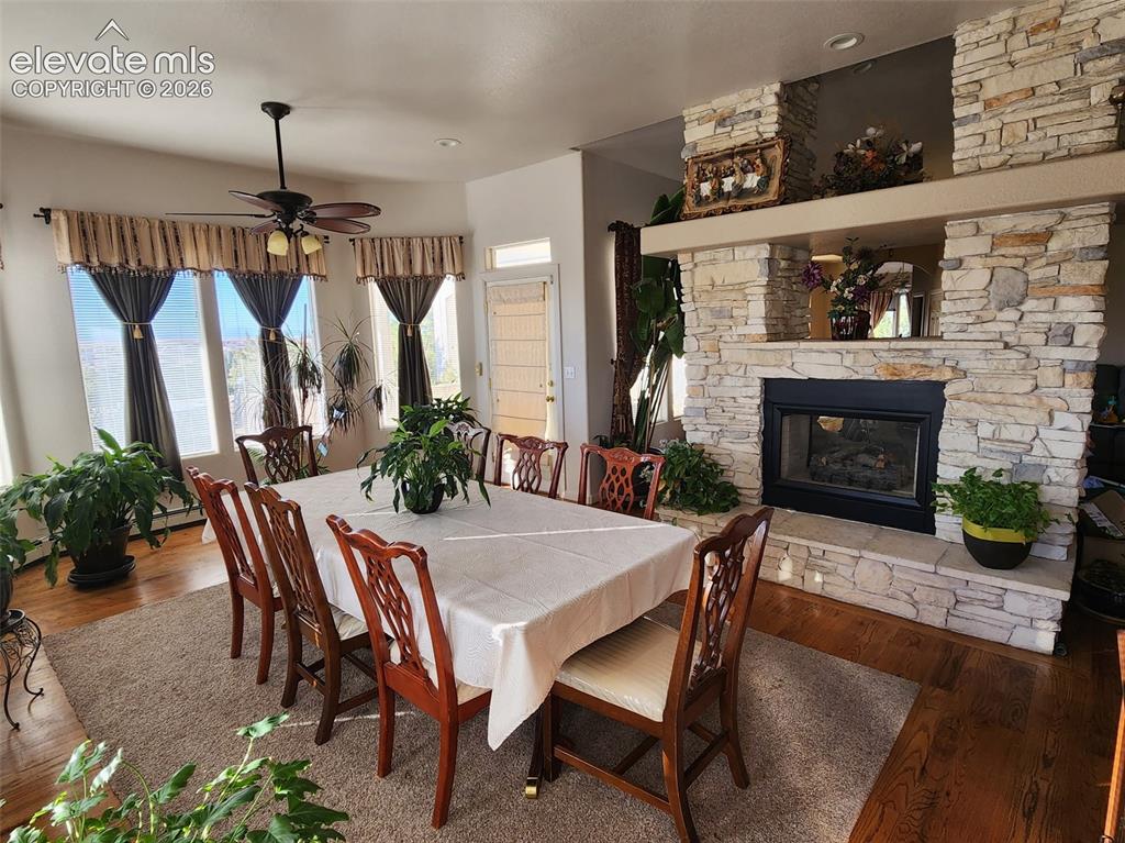 Image 11 of 50: Dining Area