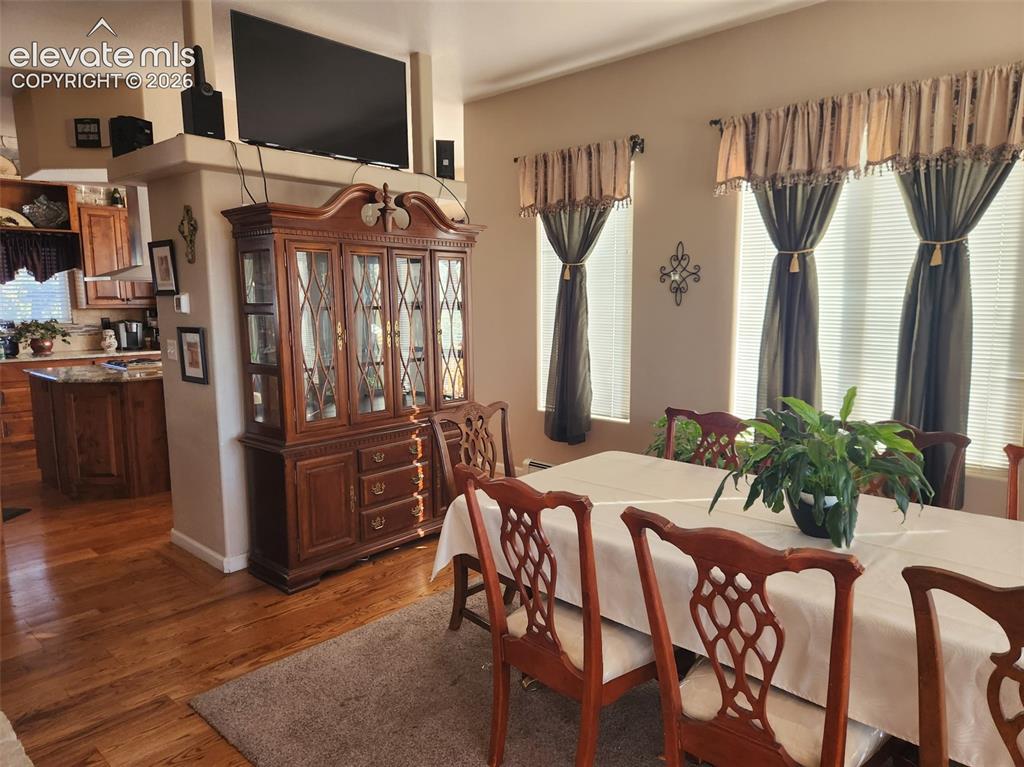 Image 12 of 50: Dining Area