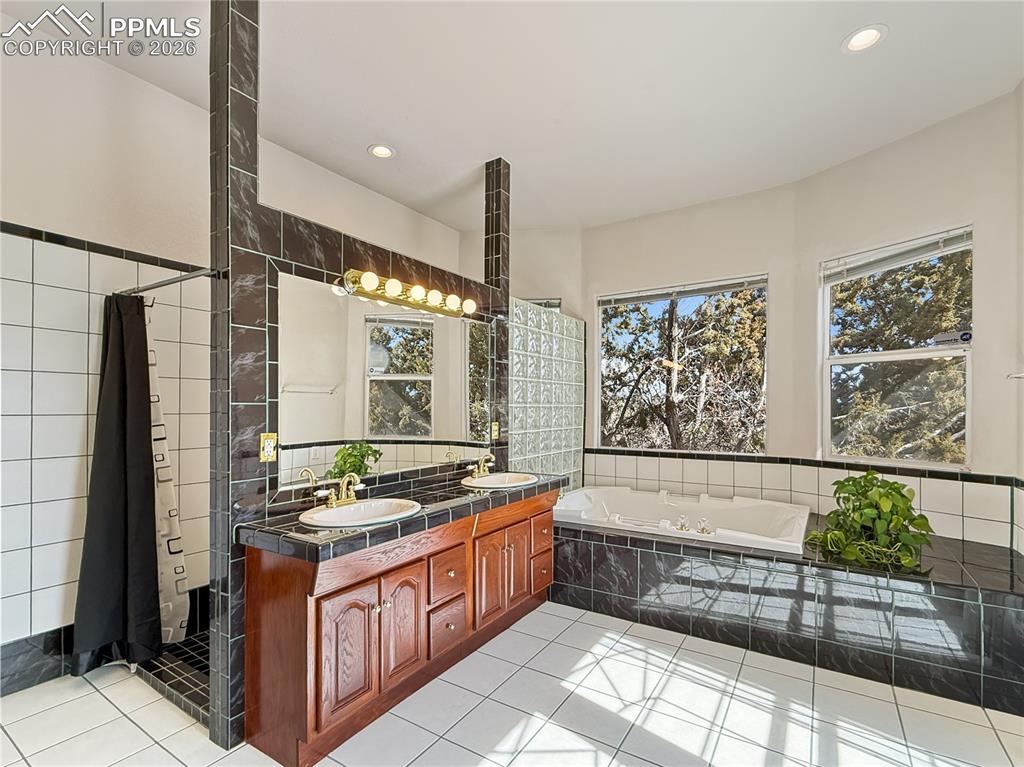 Image 20 of 50: Bathroom