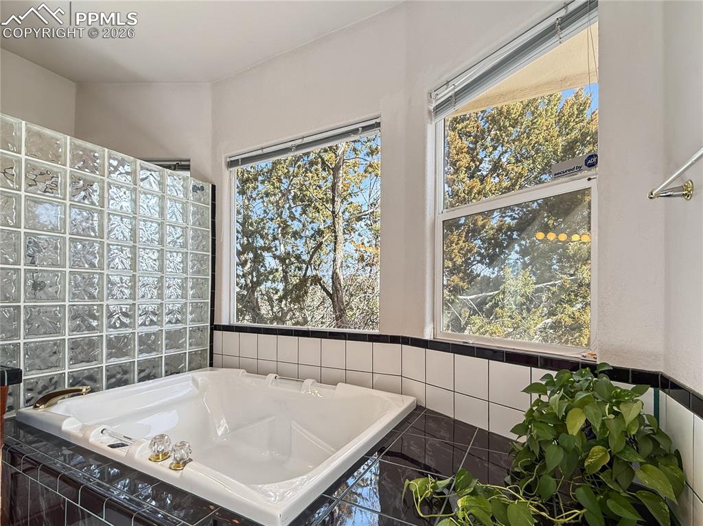 Image 22 of 50: Huge tub, enjoy a bubble bath and relax