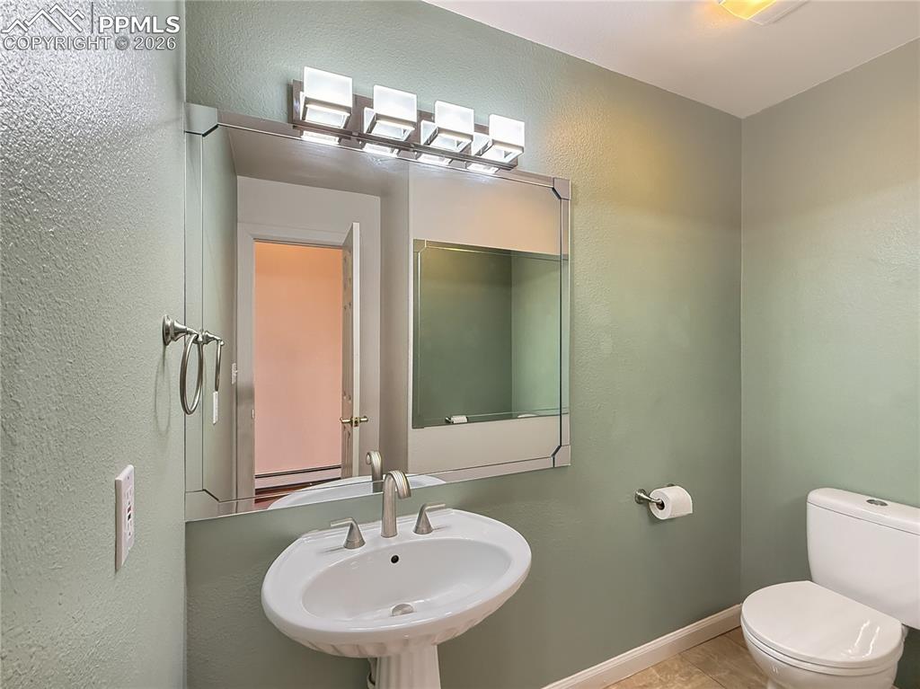 Image 30 of 50: 1/2 Hall bath off of foyer