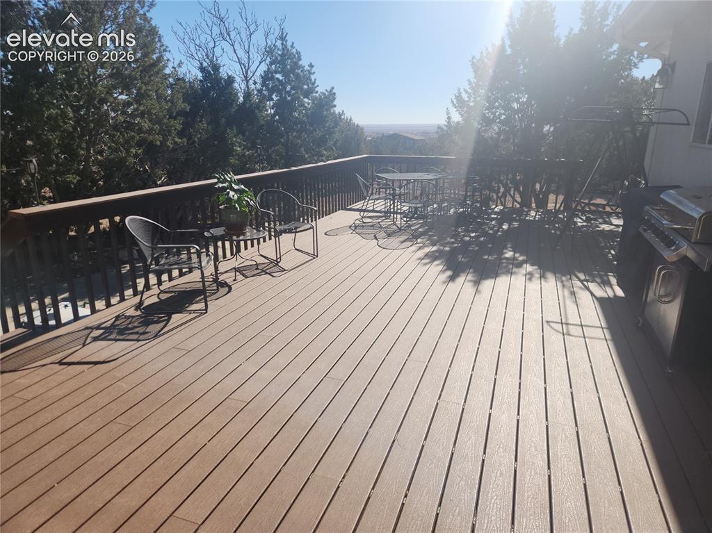 Image 46 of 50: Large deck