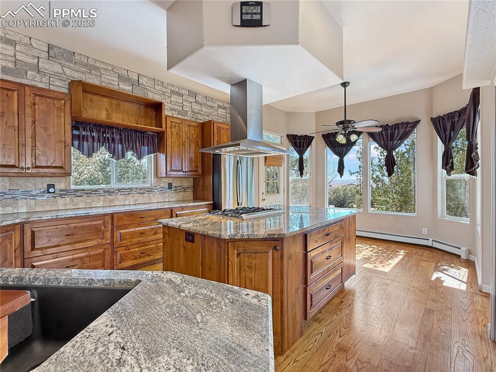 Image 6 of 50: Beautiful and functional kitchen