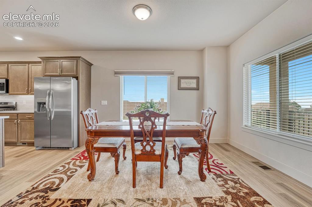 Image 10 of 50: Dining Area