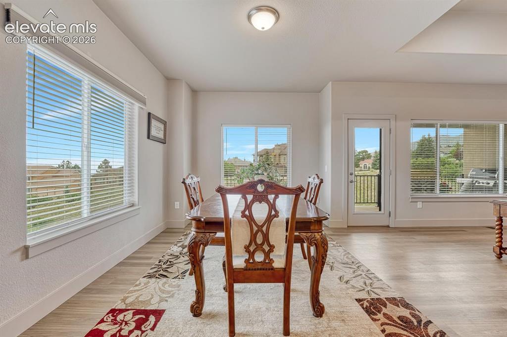 Image 11 of 50: Dining Area