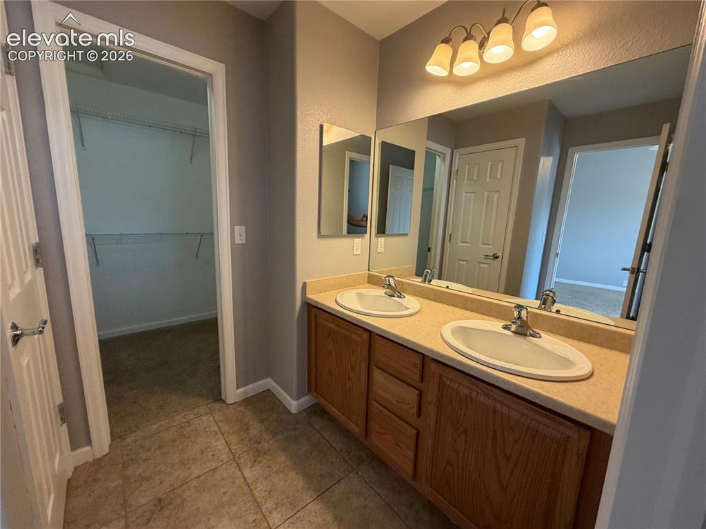 Image 14 of 25: Bathroom