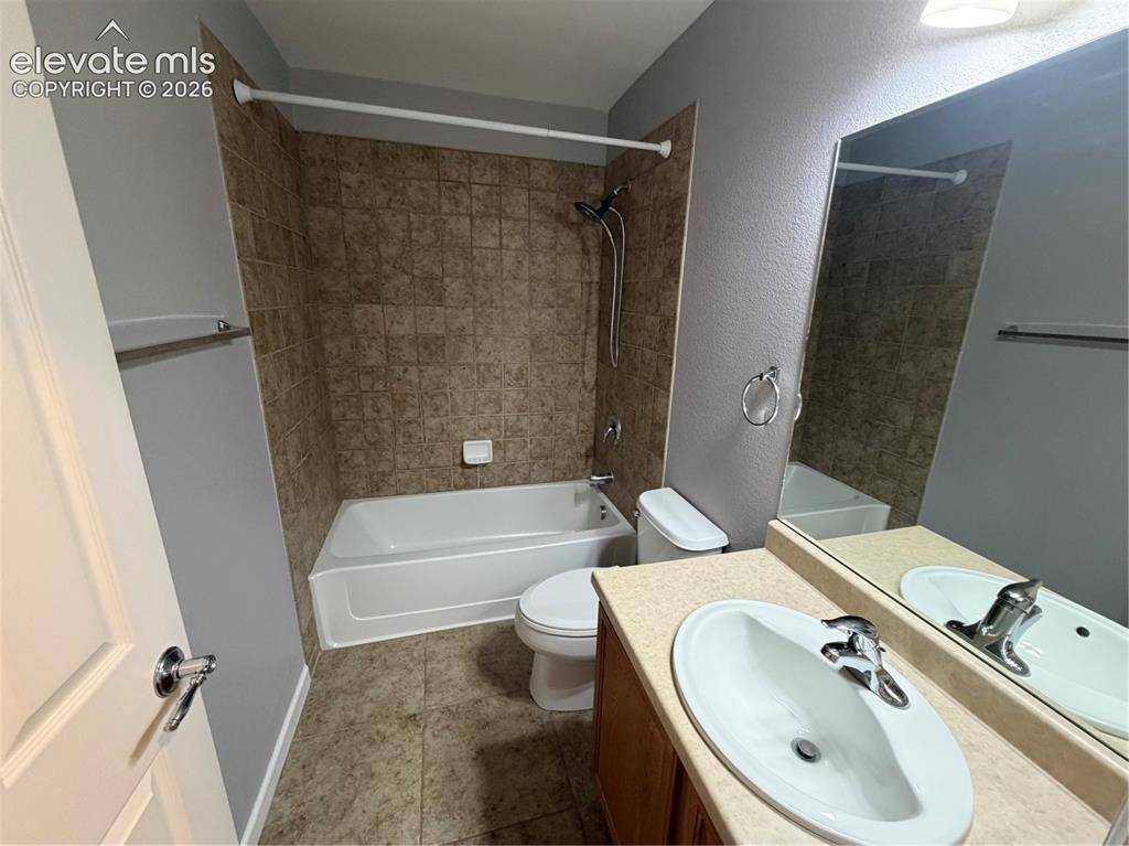 Image 19 of 25: Bathroom