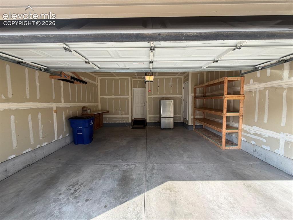 Image 24 of 25: Garage
