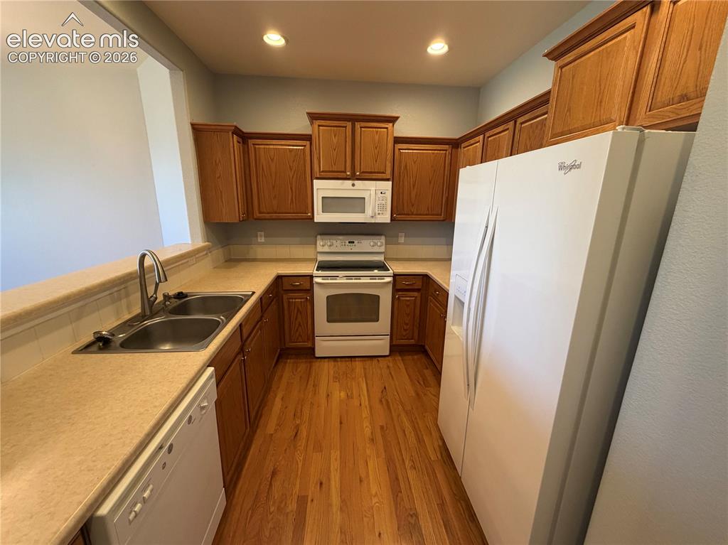 Image 4 of 25: Kitchen