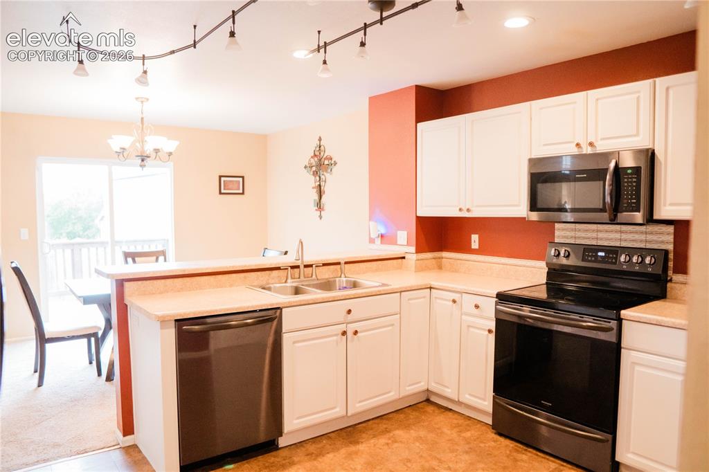 Image 8 of 34: Kitchen