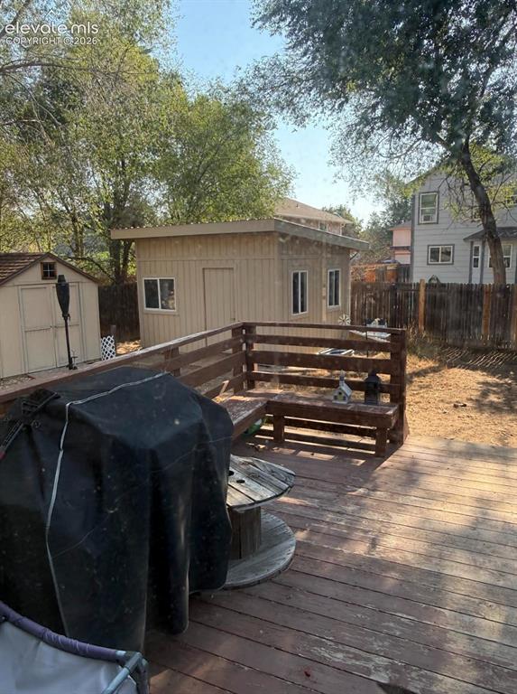 Image 11 of 12: Deck