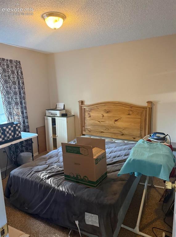 Image 7 of 12: Bedroom