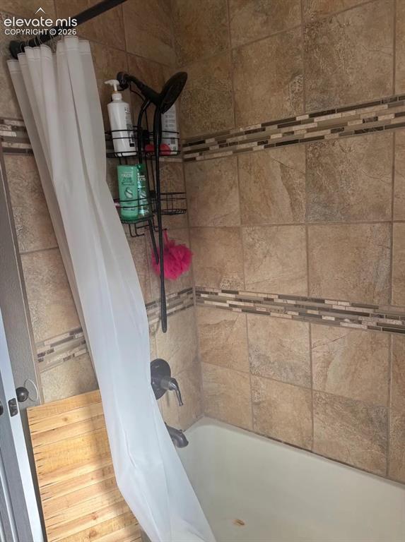 Image 8 of 12: Bathroom